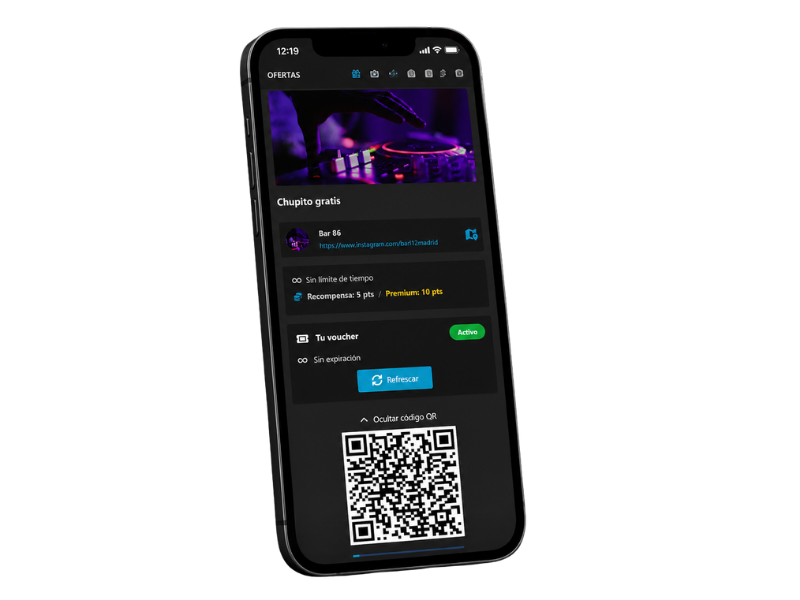 Personal de local escaneando QR Omolink Card del cliente